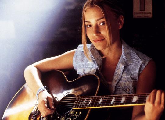 Piper Perabo as Violet Sanford in Coyote Ugly